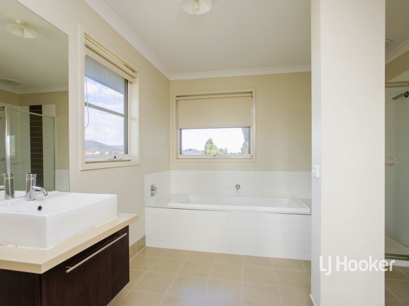 1 Foreshore Court, Sanctuary Lakes VIC 3030