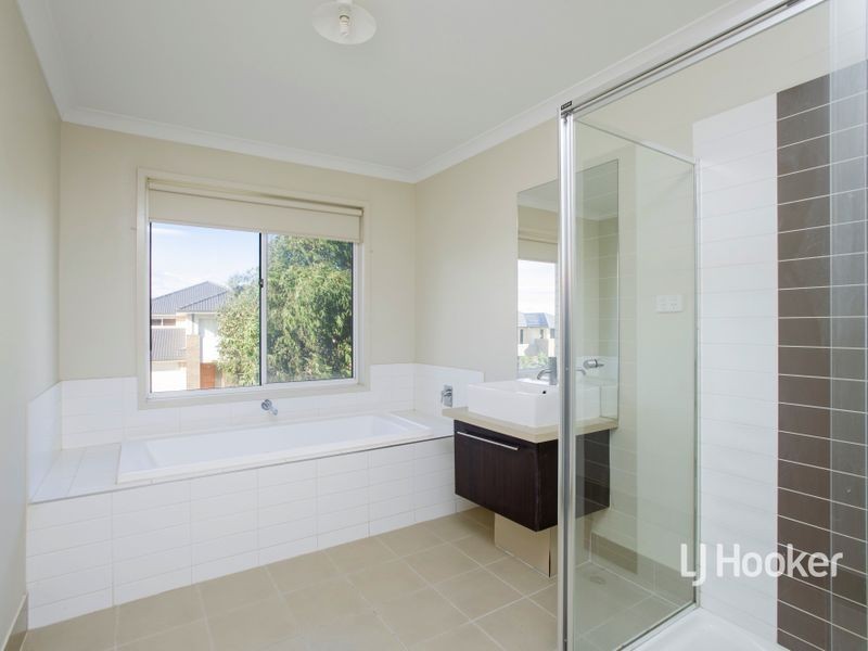 1 Foreshore Court, Sanctuary Lakes VIC 3030