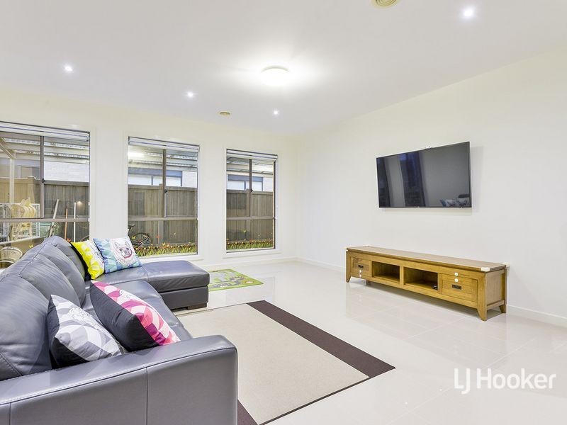 32 Marlin Crescent, Point Cook VIC 3030