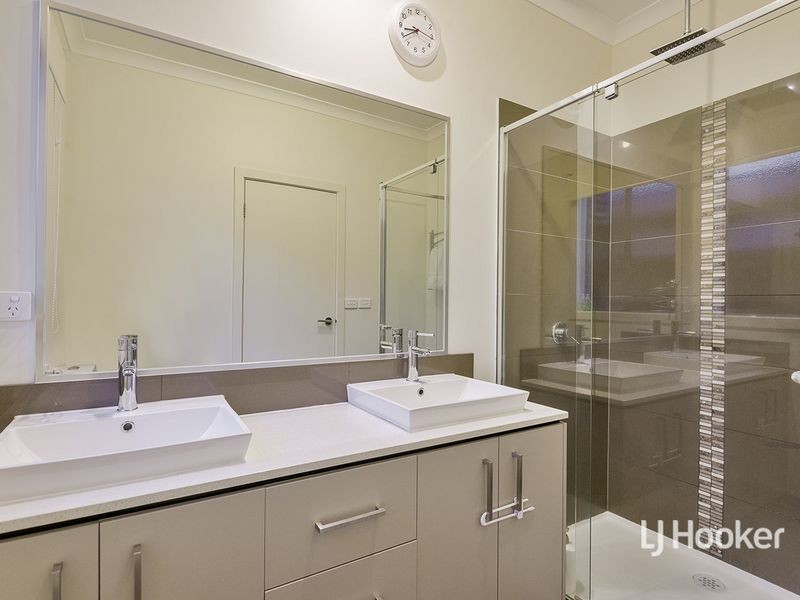 32 Marlin Crescent, Point Cook VIC 3030