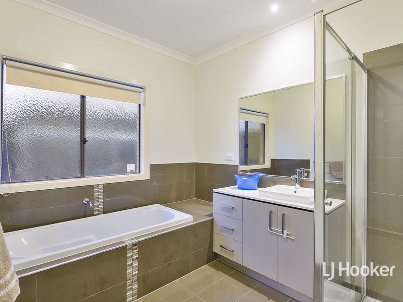 32 Marlin Crescent, Point Cook VIC 3030