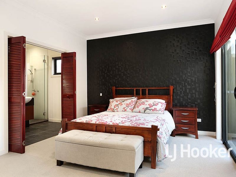 5 Crystal Court, Sanctuary Lakes VIC 3030