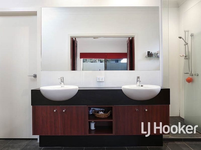 5 Crystal Court, Sanctuary Lakes VIC 3030