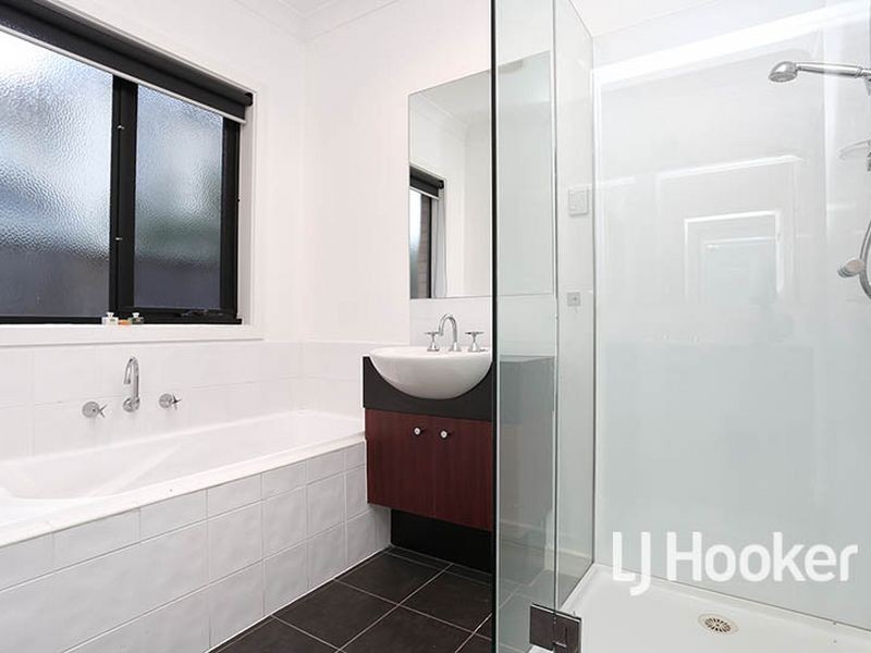 5 Crystal Court, Sanctuary Lakes VIC 3030