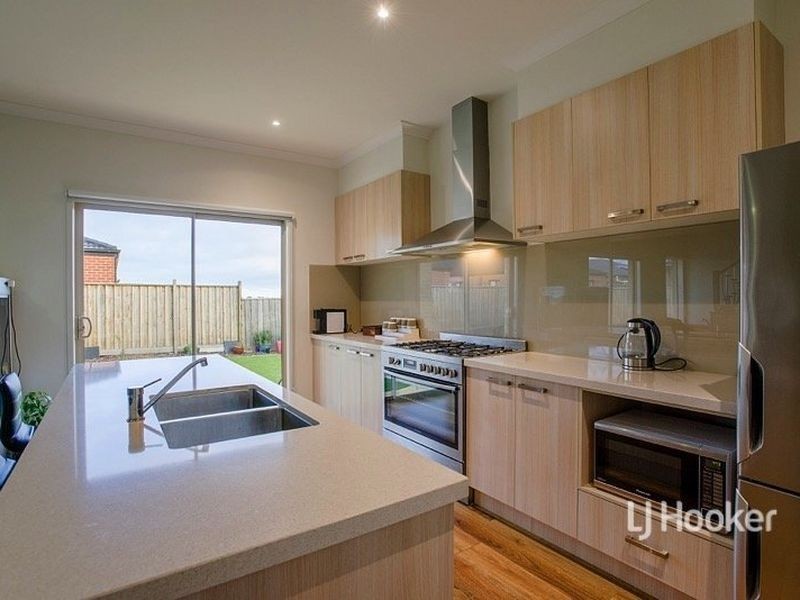 133 Beachview Parade, Sanctuary Lakes VIC 3030