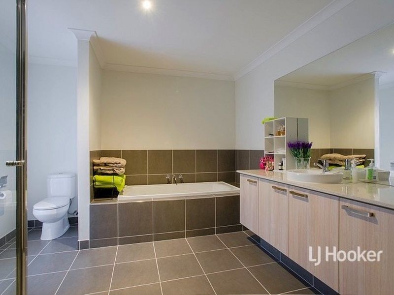 133 Beachview Parade, Sanctuary Lakes VIC 3030