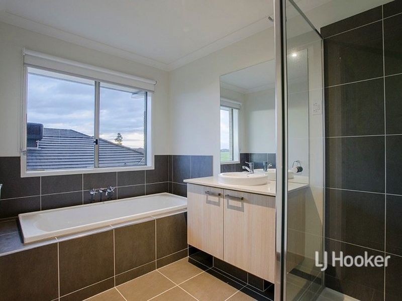 133 Beachview Parade, Sanctuary Lakes VIC 3030