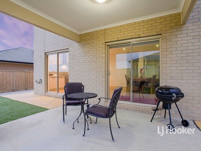 133 Beachview Parade, Sanctuary Lakes VIC 3030