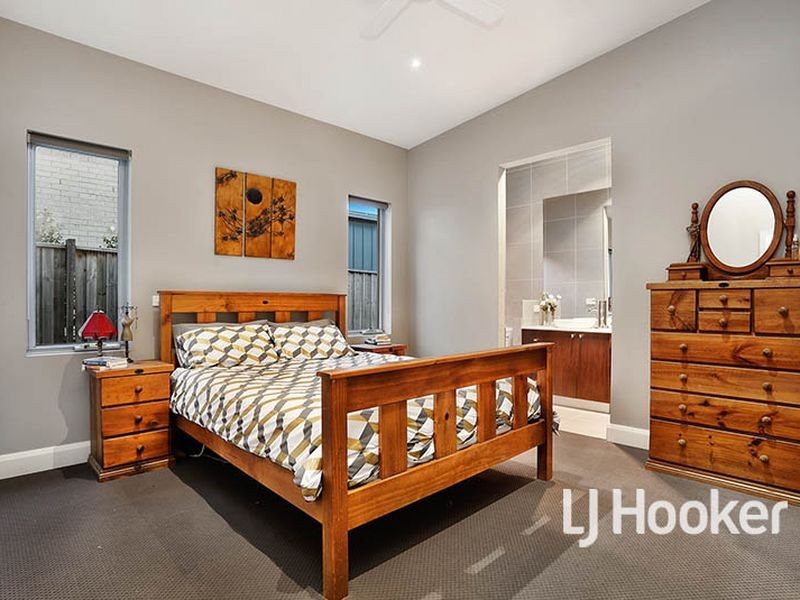 8 Fuchsia Crescent, Point Cook VIC 3030