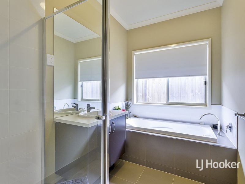 14 Seafarer Way, Sanctuary Lakes VIC 3030