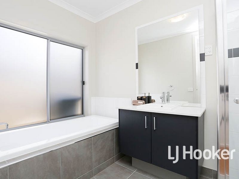 12 Whitecaps Avenue, Point Cook VIC 3030