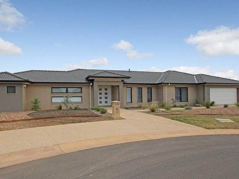 8 Foreshore Court, Sanctuary Lakes VIC 3030