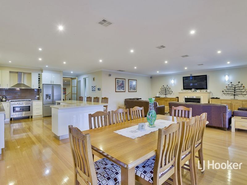 4 Lincoln Park Close, Sanctuary Lakes VIC 3030