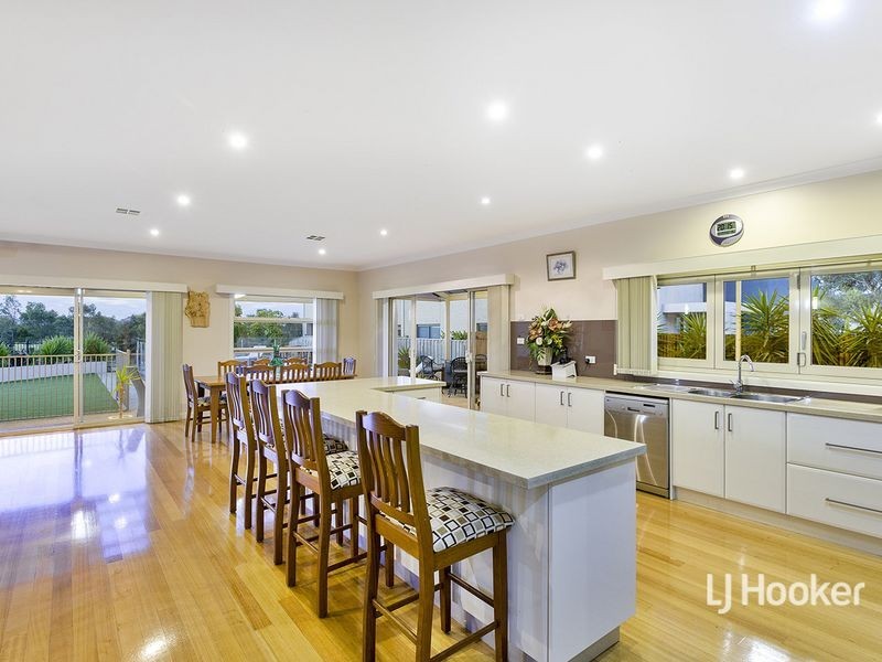 4 Lincoln Park Close, Sanctuary Lakes VIC 3030