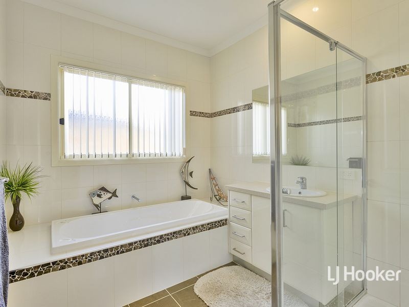 4 Lincoln Park Close, Sanctuary Lakes VIC 3030