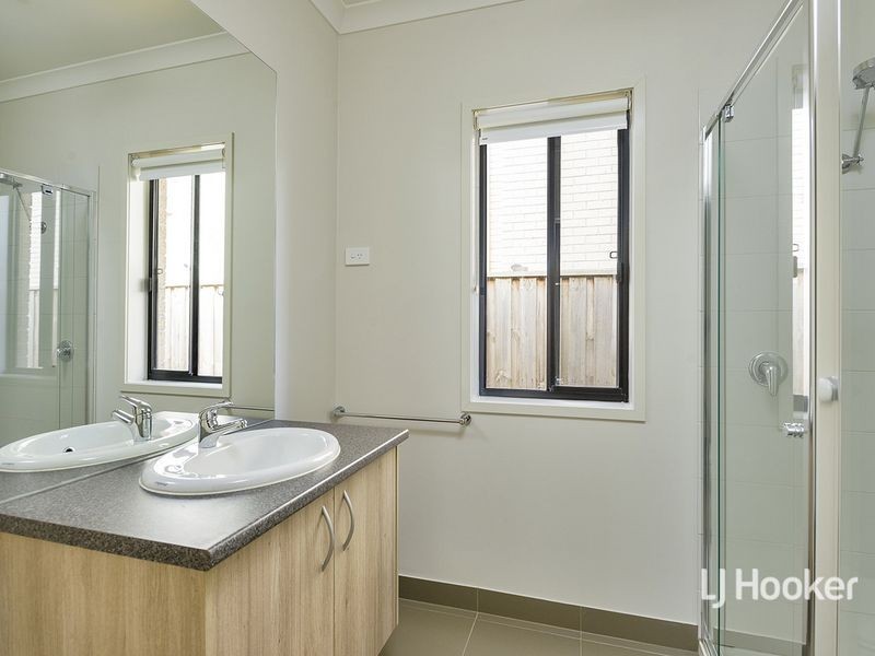 54 Seafarer Way, Sanctuary Lakes VIC 3030