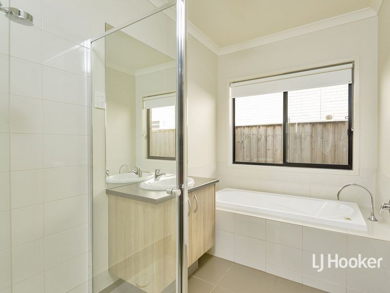 54 Seafarer Way, Sanctuary Lakes VIC 3030