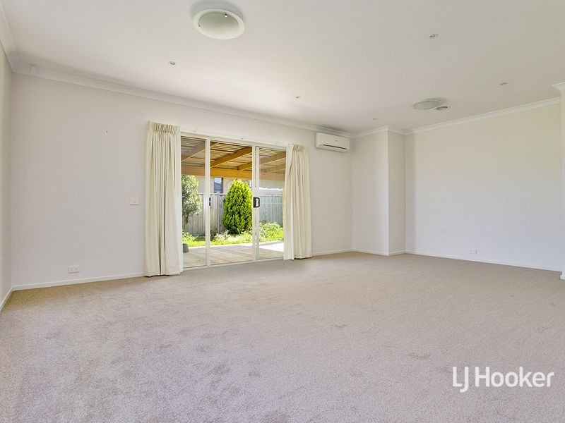 12 North Shore Drive, Sanctuary Lakes VIC 3030