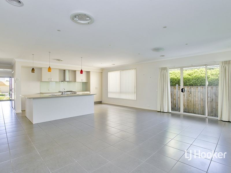 12 North Shore Drive, Sanctuary Lakes VIC 3030