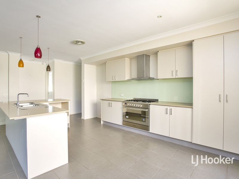 12 North Shore Drive, Sanctuary Lakes VIC 3030