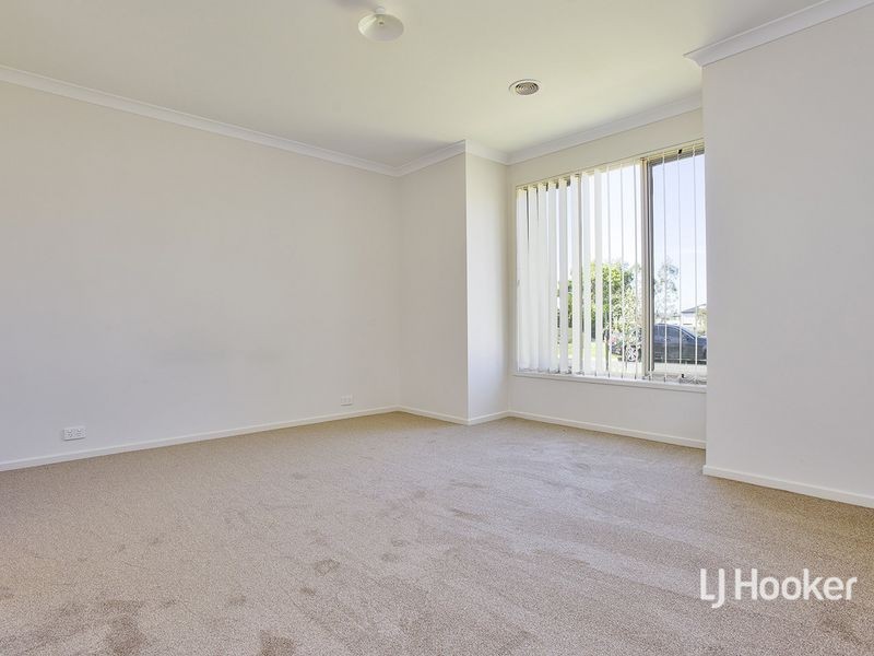 12 North Shore Drive, Sanctuary Lakes VIC 3030