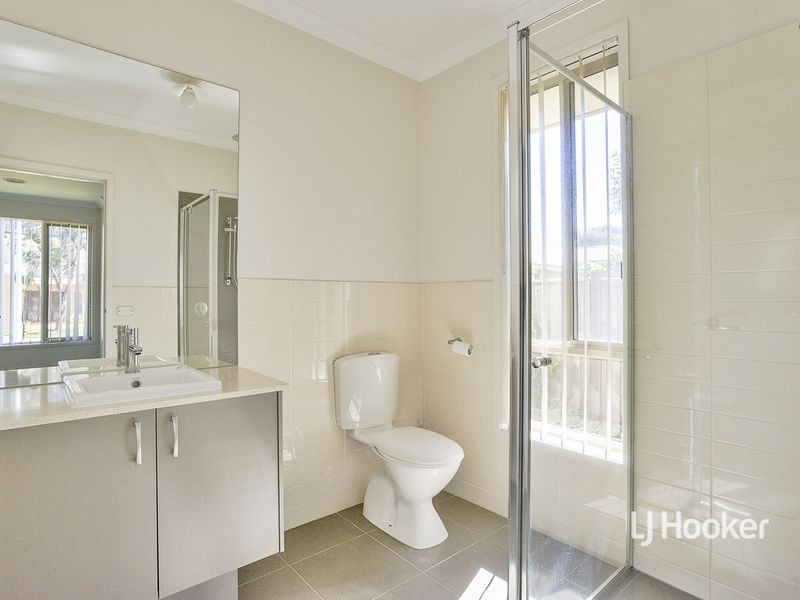 12 North Shore Drive, Sanctuary Lakes VIC 3030