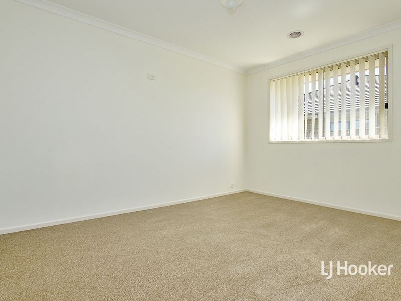 12 North Shore Drive, Sanctuary Lakes VIC 3030