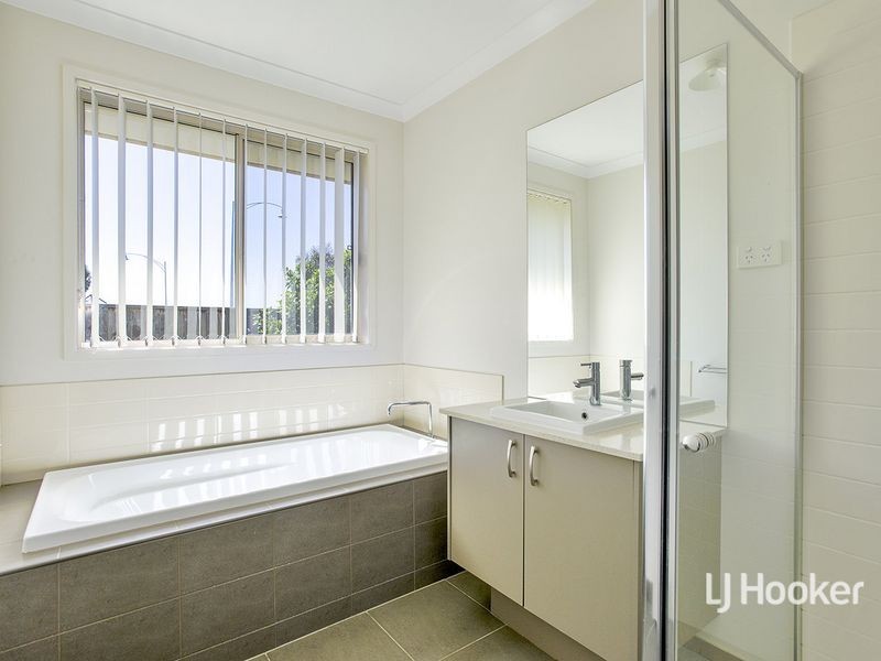 12 North Shore Drive, Sanctuary Lakes VIC 3030