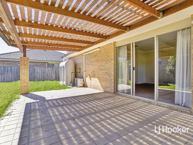 12 North Shore Drive, Sanctuary Lakes VIC 3030