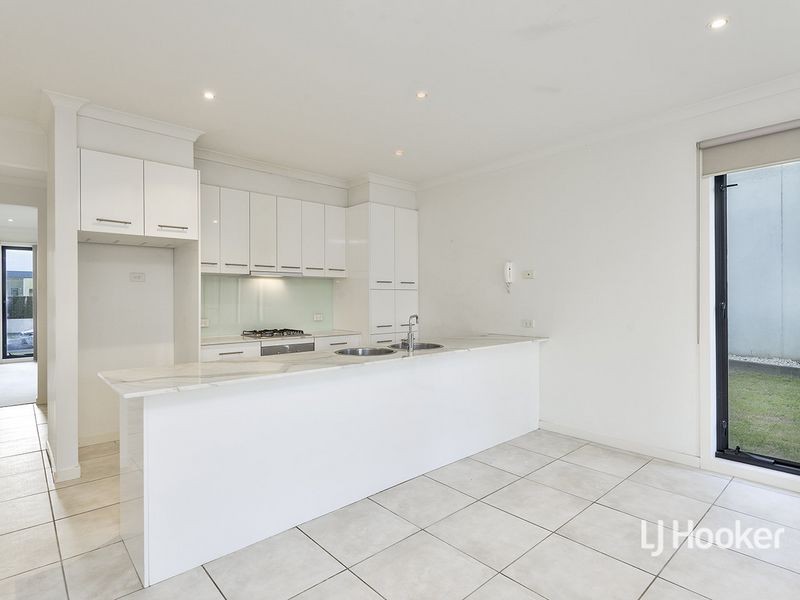 95 Signature Boulevard, Sanctuary Lakes VIC 3030