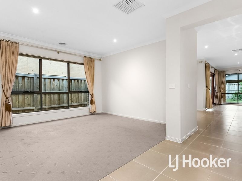 33 Tobago Avenue, Point Cook VIC 3030