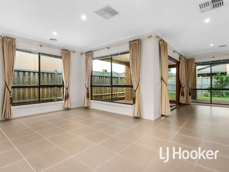 33 Tobago Avenue, Point Cook VIC 3030