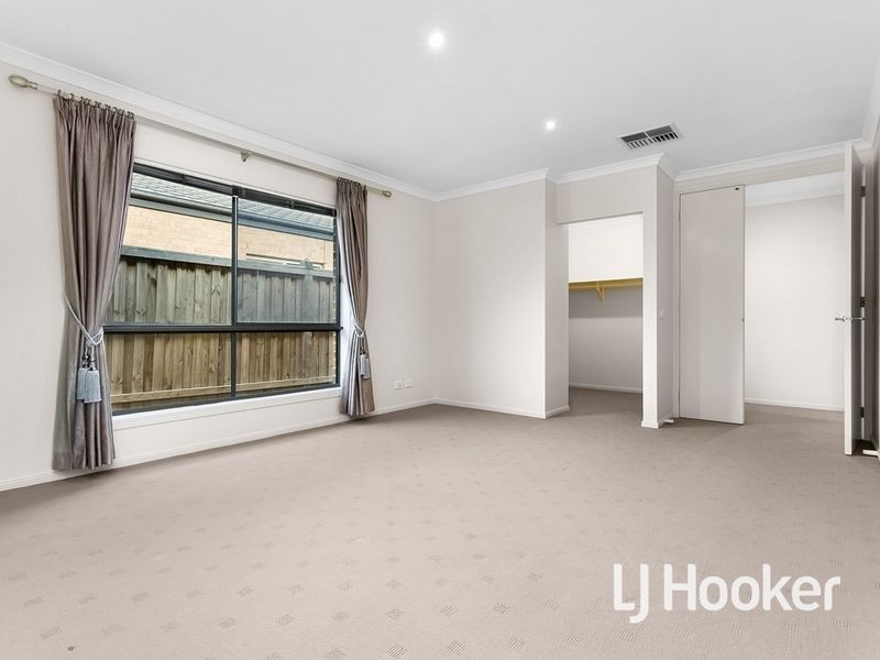 33 Tobago Avenue, Point Cook VIC 3030