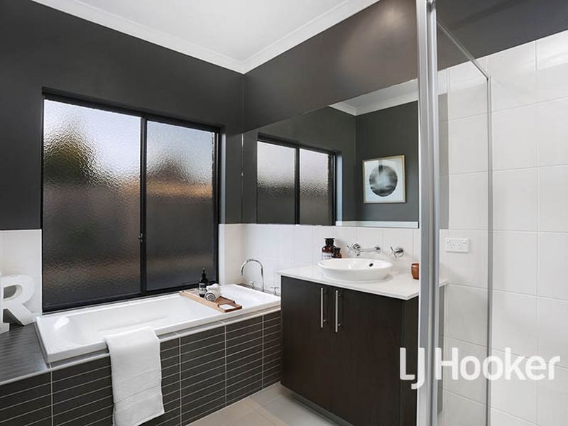 21 Whitecaps Avenue, Point Cook VIC 3030