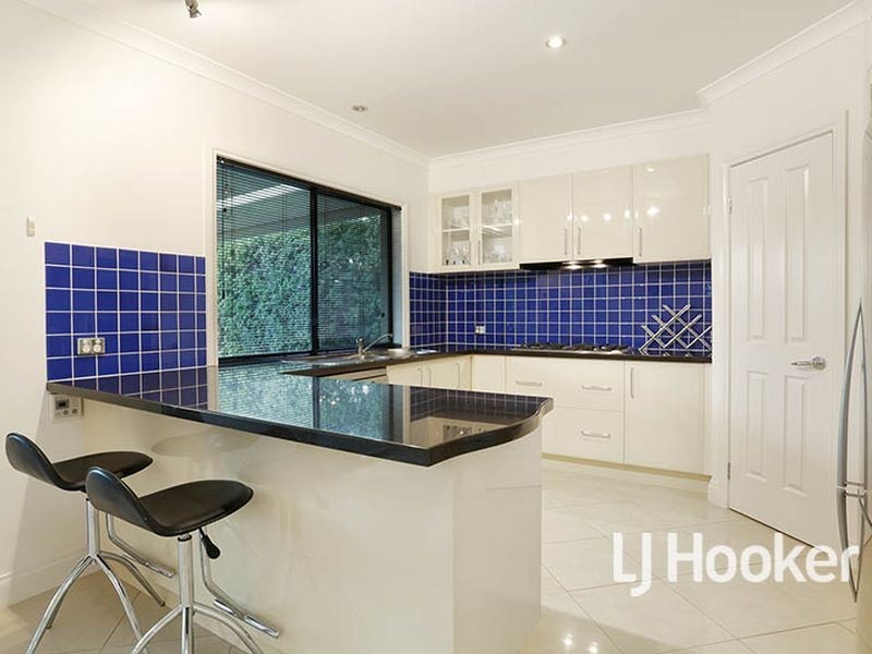 15 Crystal Court, Sanctuary Lakes VIC 3030