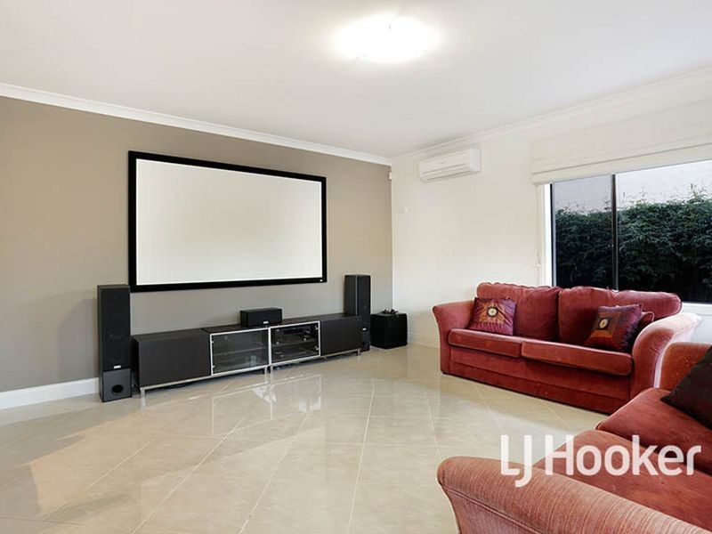 15 Crystal Court, Sanctuary Lakes VIC 3030