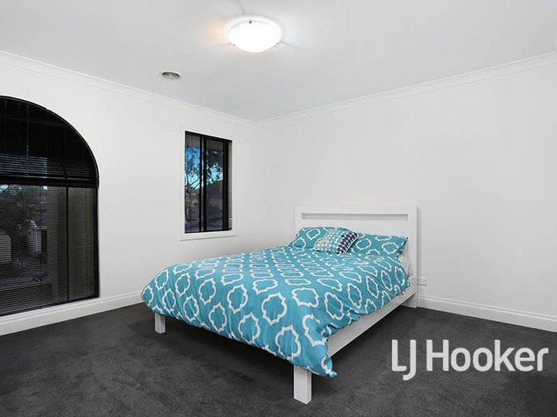 15 Crystal Court, Sanctuary Lakes VIC 3030