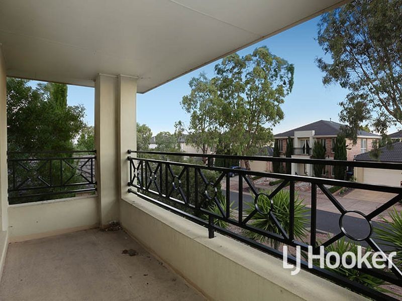 15 Crystal Court, Sanctuary Lakes VIC 3030
