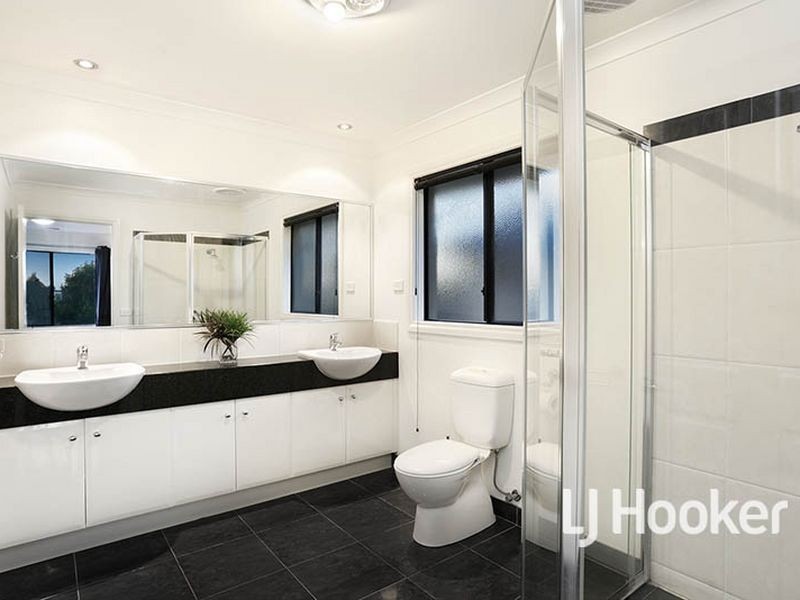 15 Crystal Court, Sanctuary Lakes VIC 3030