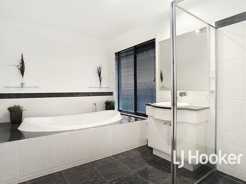 15 Crystal Court, Sanctuary Lakes VIC 3030