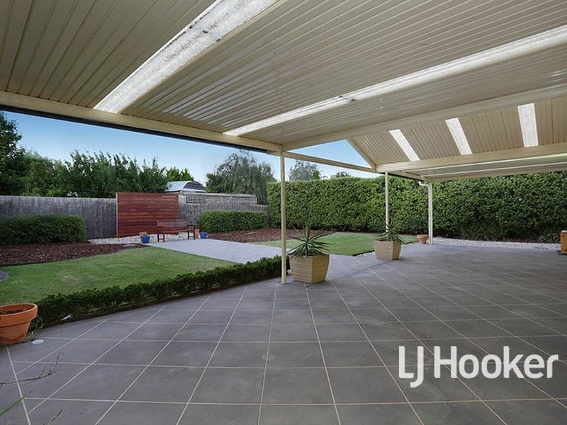 15 Crystal Court, Sanctuary Lakes VIC 3030