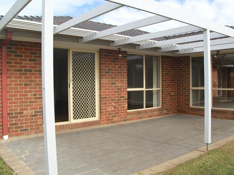 8 John Wedge Place, Altona Meadows VIC 3028