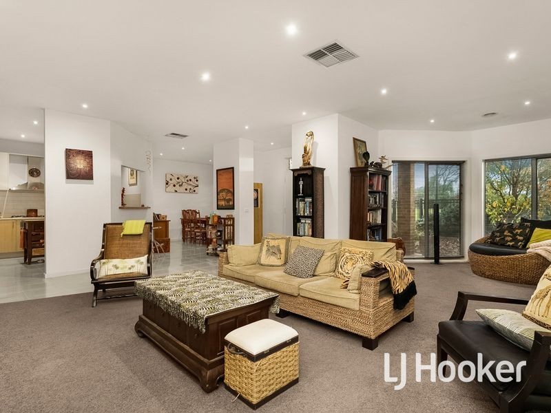 8 Isaacs Walk, Point Cook VIC 3030