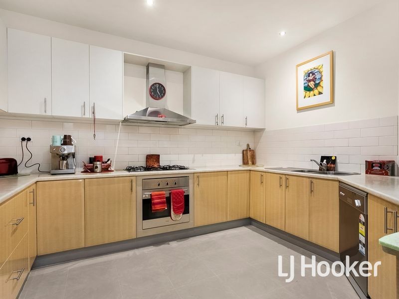 8 Isaacs Walk, Point Cook VIC 3030