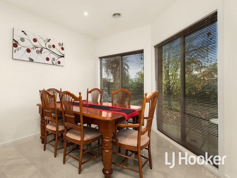 8 Isaacs Walk, Point Cook VIC 3030