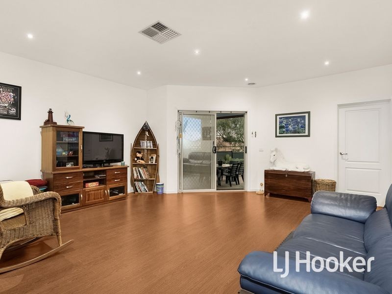 8 Isaacs Walk, Point Cook VIC 3030