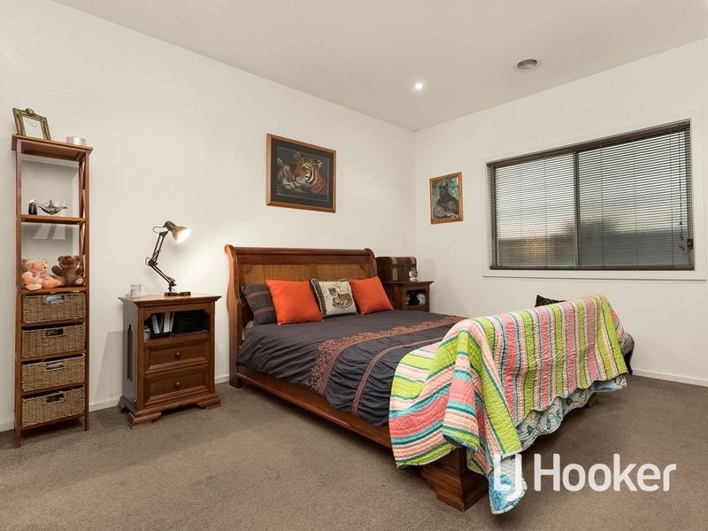 8 Isaacs Walk, Point Cook VIC 3030