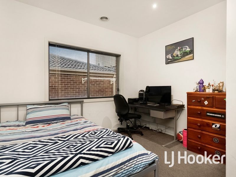 8 Isaacs Walk, Point Cook VIC 3030