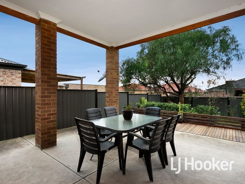 8 Isaacs Walk, Point Cook VIC 3030