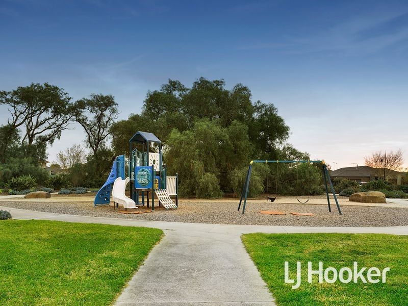 8 Isaacs Walk, Point Cook VIC 3030